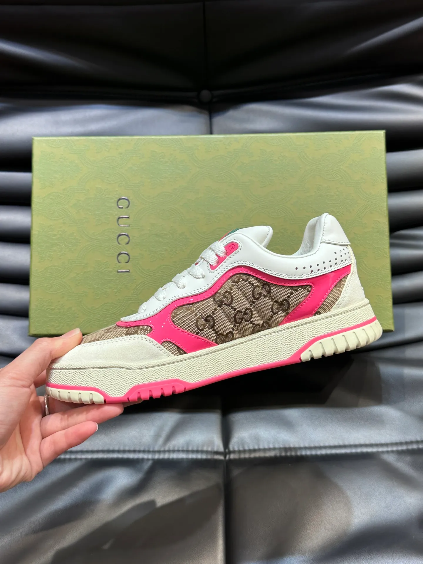 Men's shoes 💰p480 "GUCC*" Re series 👫 Couple style webbed leather sneakers, as the first sneakers created by Sabato De Sarno for Gucci, the Re-Web series reinterprets the brand's classic stripes, with bold and unique details to set off a modern silhouette design. This shoe is crafted from iconic classic GG canvas and white leather. This new sneaker is ingeniously decorated with many of the brand's classic details, and is equipped with a bright red and green webbing tongue, which will make people fall in love at first sight. Women’s size 35-39. Men’s size 38-44